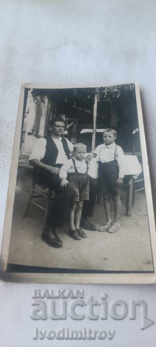 Fotografie cârciumar cu doi băieți 1930