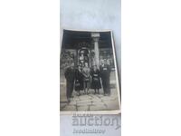 Carte poștală Bărbat cu ordine și medalii, un bărbat și două femei la Mănăstirea Rila