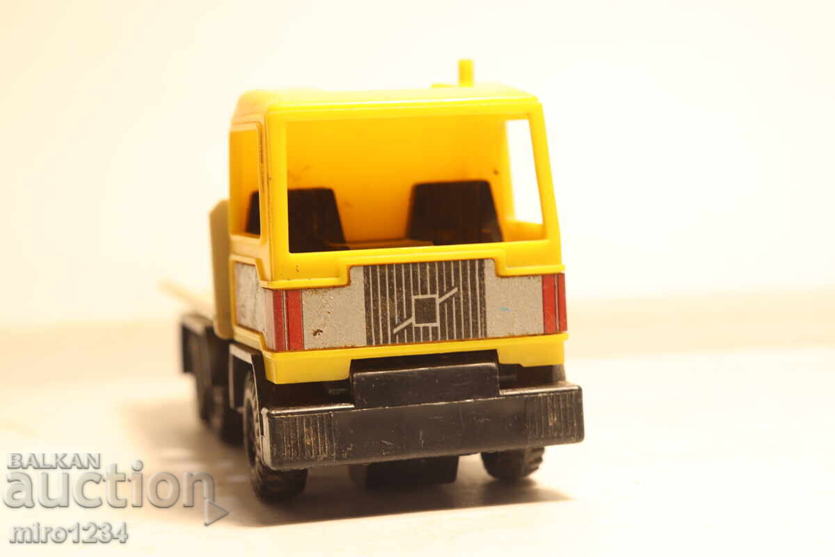 VECHE JUCĂRIE DIN PLASTIC CAMION VOLVO MAȘINUȚĂ MODEL cu preț € 0.01 | 0.02 BGN VECHE JUCĂRIE DIN PLASTIC CAMION VOLVO MAȘINUȚĂ MODEL cu preț € 0.01 | 0.02 BGN