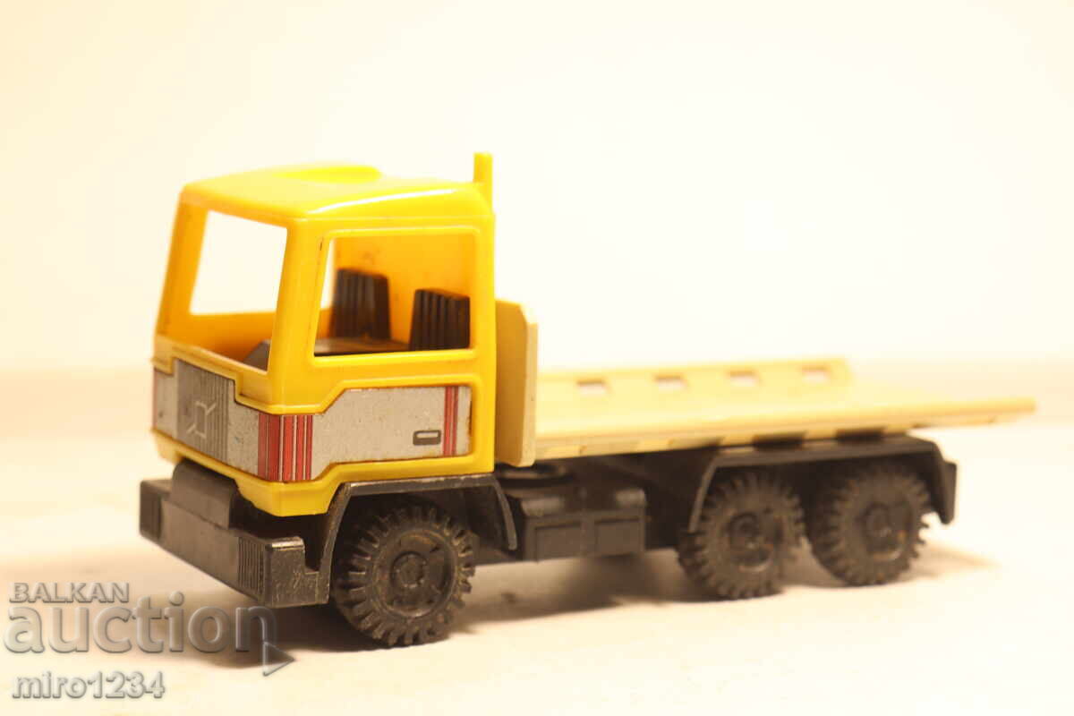VECHE JUCĂRIE DIN PLASTIC CAMION VOLVO MAȘINUȚĂ MODEL - 5 VECHE JUCĂRIE DIN PLASTIC CAMION VOLVO MAȘINUȚĂ MODEL - 5