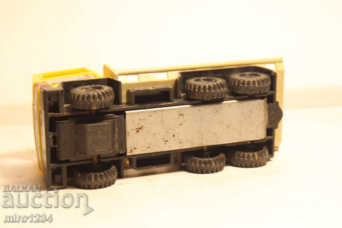 VECHE JUCĂRIE DIN PLASTIC CAMION VOLVO MAȘINUȚĂ MODEL - 6 VECHE JUCĂRIE DIN PLASTIC CAMION VOLVO MAȘINUȚĂ MODEL - 6