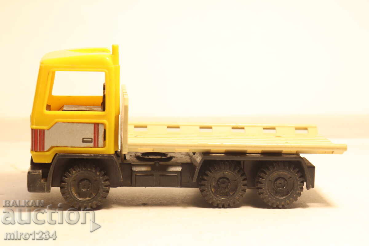 VECHE JUCĂRIE DIN PLASTIC CAMION VOLVO MAȘINUȚĂ MODEL VECHE JUCĂRIE DIN PLASTIC CAMION VOLVO MAȘINUȚĂ MODEL