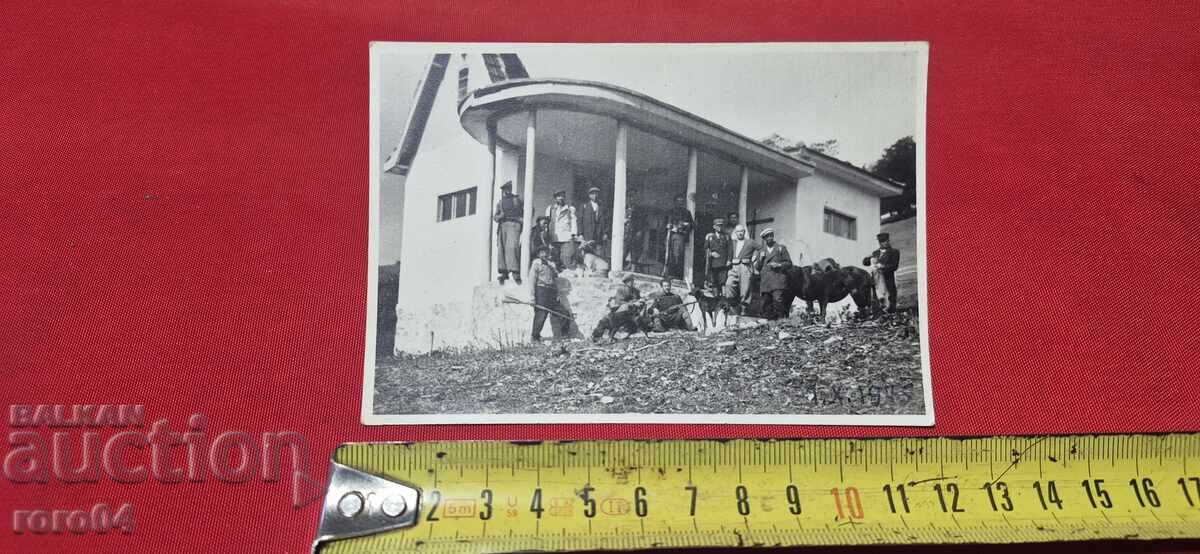 ΚΥΝΗΓΟΙ - ΚΑΤΑΦΥΓΙΟ - 1945 με τιμή € 9.99 | 19.54 BGN
