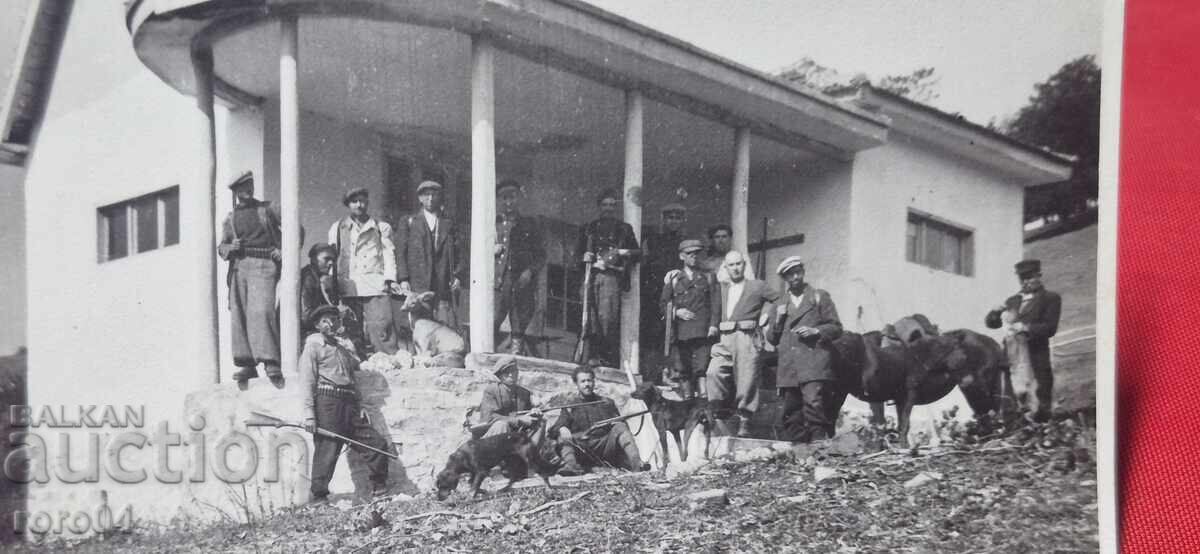 Παράδοση ΚΥΝΗΓΟΙ - ΚΑΤΑΦΥΓΙΟ - 1945