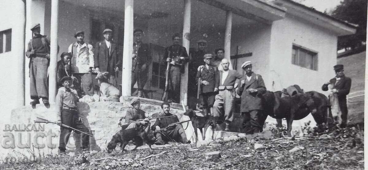ΚΥΝΗΓΟΙ - ΚΑΤΑΦΥΓΙΟ - 1945 - 5