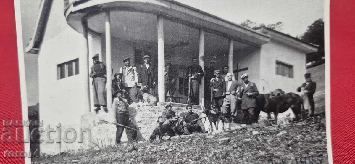 ΚΥΝΗΓΟΙ - ΚΑΤΑΦΥΓΙΟ - 1945 - 7