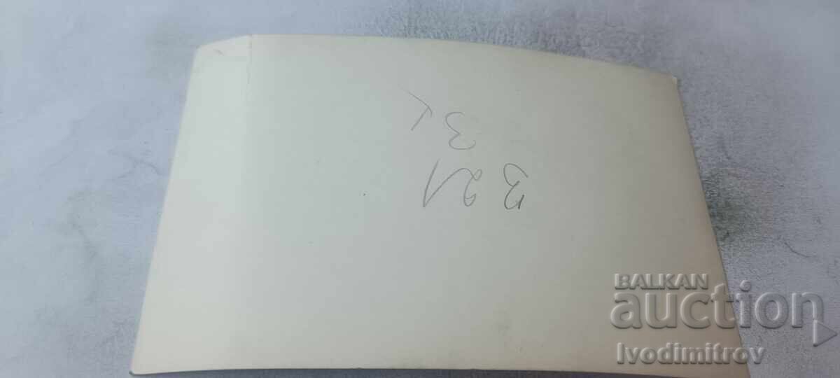Fotografie bărbat, două femei și o fată pe trotuar cu preț € 1.06 | 2.07 BGN Fotografie bărbat, două femei și o fată pe trotuar cu preț € 1.06 | 2.07 BGN
