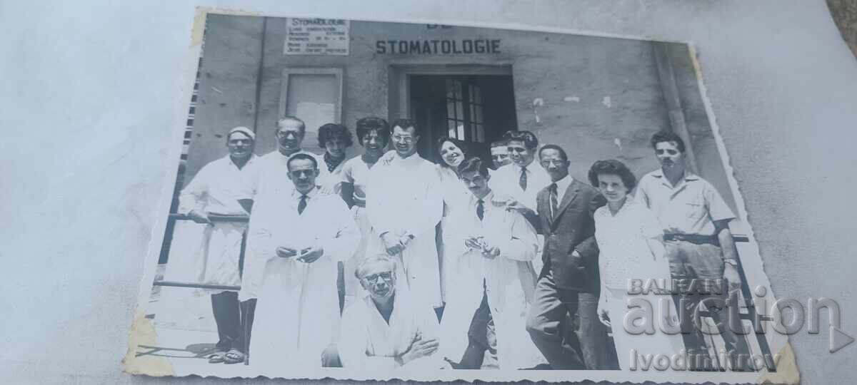 Fotografie bărbați și femei în fața Stomatologie Fotografie bărbați și femei în fața Stomatologie