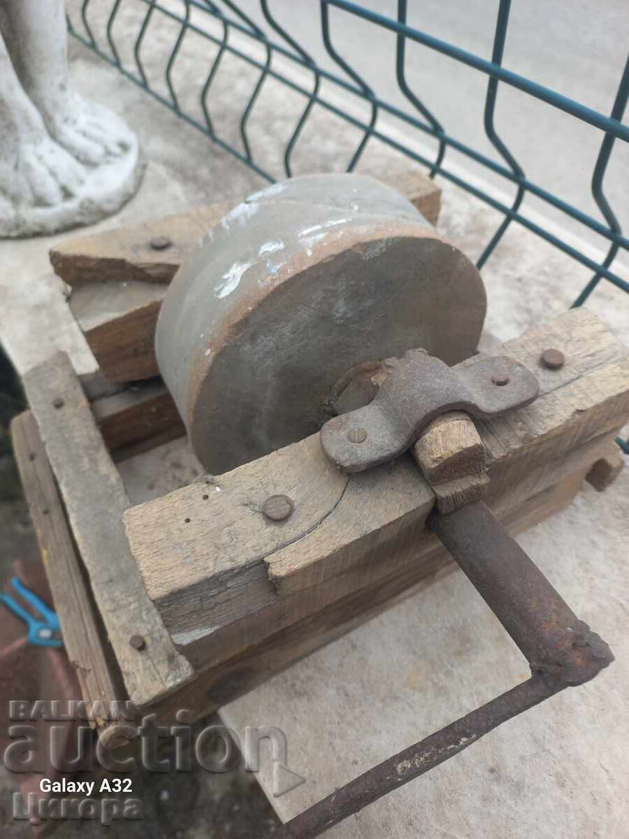 ΠΑΛΙΟ ΑΚΟΝΙΣΤΗΡΙ ΜΑΧΑΙΡΙΩΝ με τιμή € 45.00 | 88.01 BGN