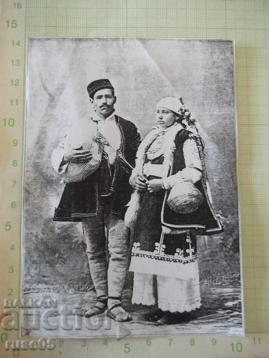 Αντίγραφο παλιάς φωτογραφίας με οικογένεια με παραδοσιακές φορεσιές