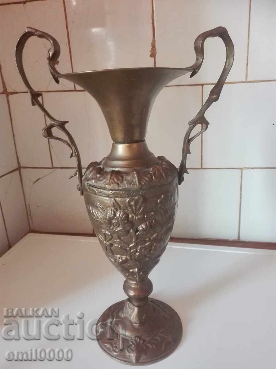 Бронзова ваза. Бронзова ваза.