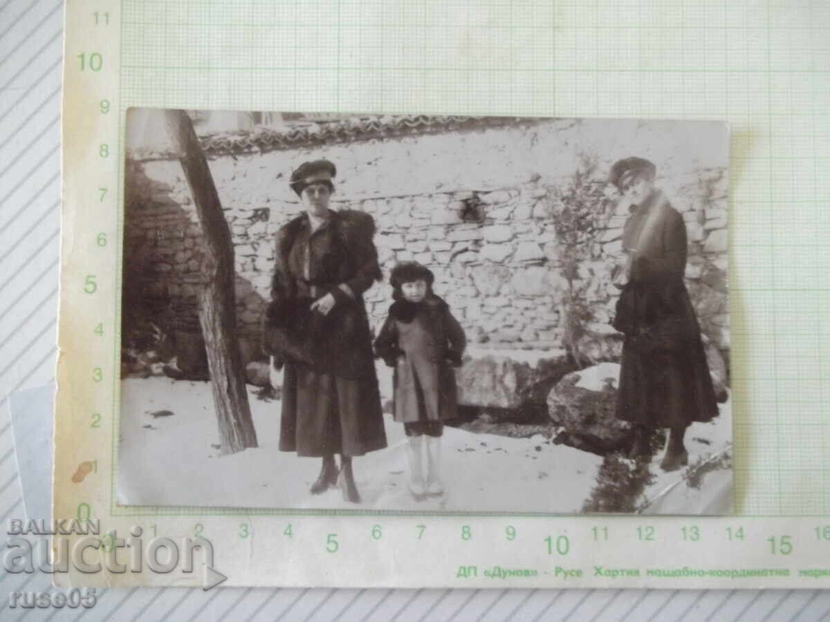 Φωτογραφία δύο γυναικών και ενός παιδιού μπροστά από έναν τοίχο στην παλιά Στάρα Ζαγόρα