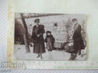 Fotografie cu două femei și un copil în fața unui perete în orașul Stara Zagora, veche