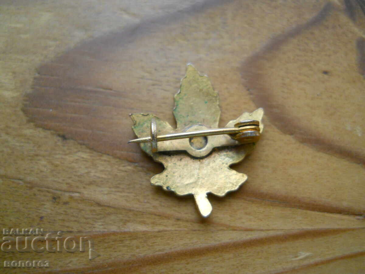 Old badge "Quebec" Canada with price € 1.20 | 2.35 BGN