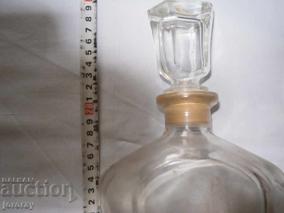 Carafă cu dop cu preț € 4.00 | 7.82 BGN Carafă cu dop cu preț € 4.00 | 7.82 BGN