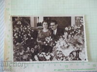 Fotografie veche cu o familie printre flori