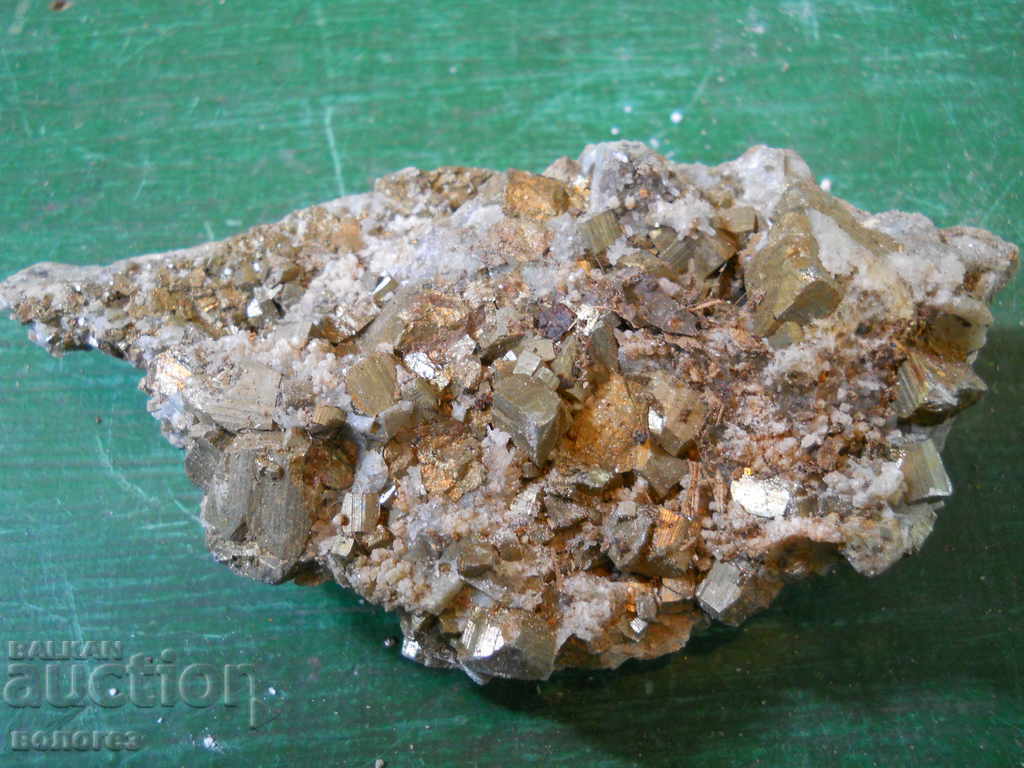 Cristal de munte în pirit cu preț € 2.60 | 5.09 BGN