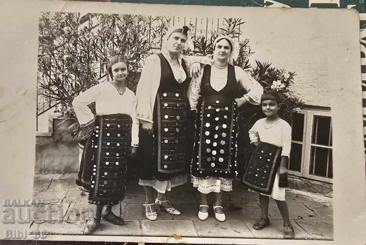 Παλιά καρτ ποστάλ Κιλκίς 1935. Γυναίκες με παραδοσιακές φορεσιές με πούλιες