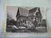 Fotografie veche cu turiști în fața cabanei „Țarița Ioana”