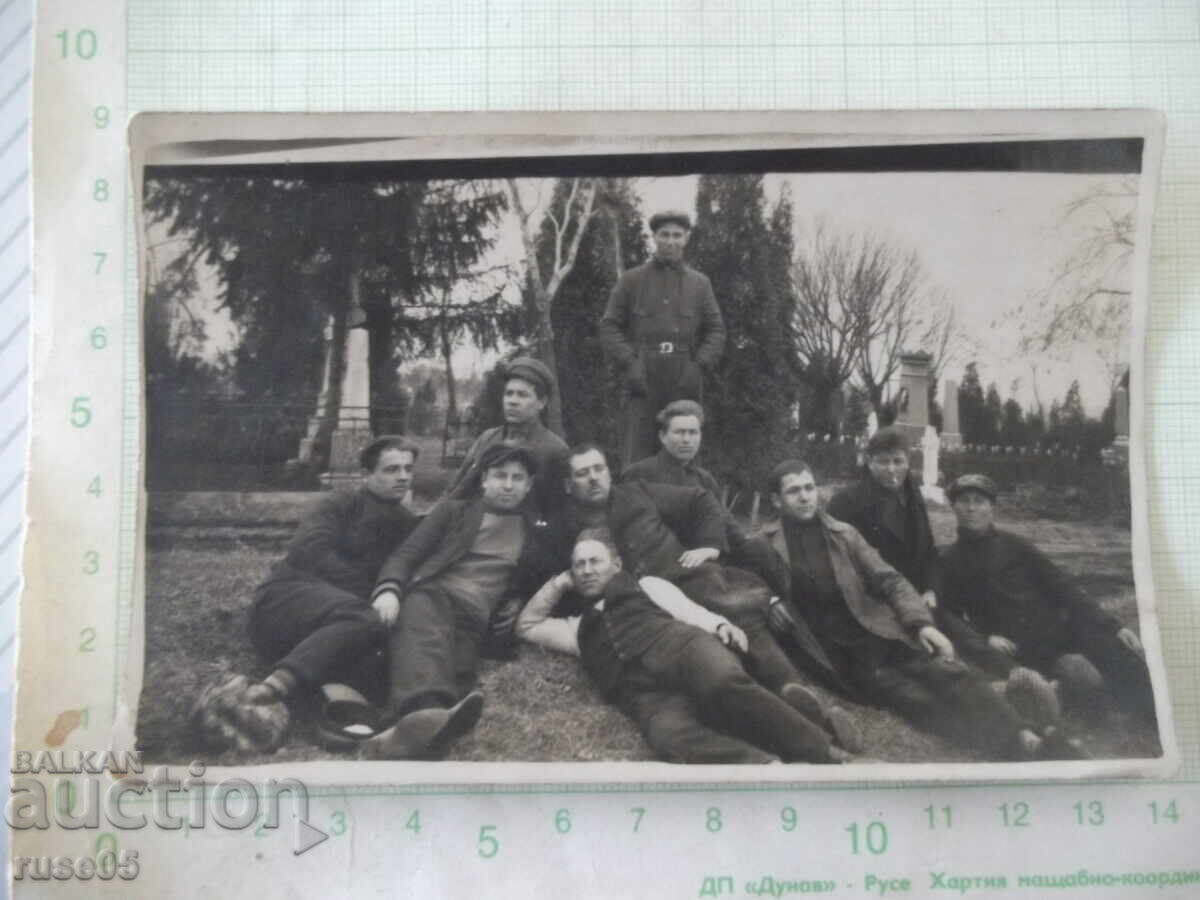 Fotografie veche cu un grup de bărbați în parc