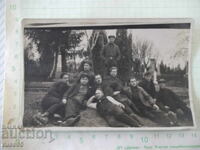 Fotografie veche cu un grup de bărbați în parc