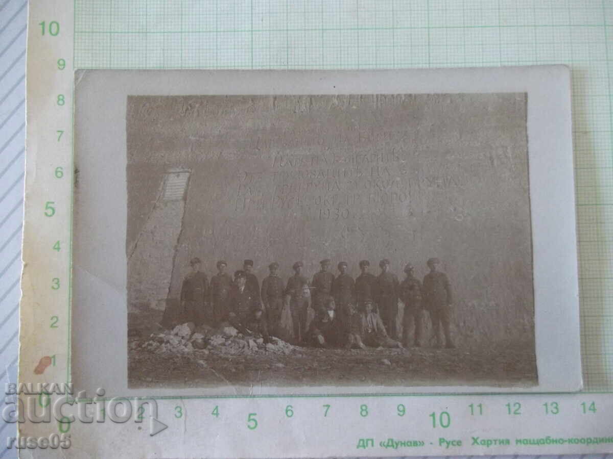 Φωτογραφία μιας ομάδας στρατιωτικών μπροστά από έναν παλιό τοίχο Φωτογραφία μιας ομάδας στρατιωτικών μπροστά από έναν παλιό τοίχο