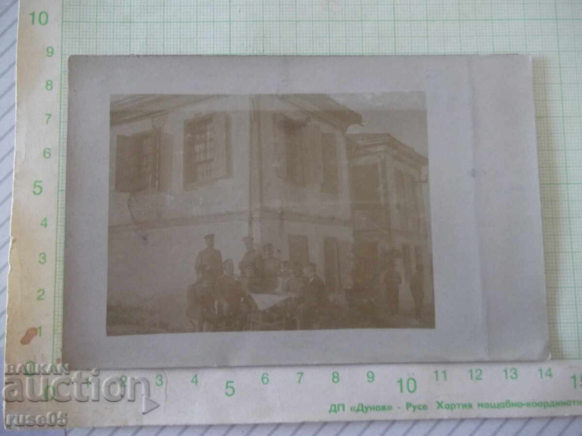 Φωτογραφία ομάδας στρατιωτικών γύρω από τραπέζι μπροστά από παλιό σπίτι - 1 Φωτογραφία ομάδας στρατιωτικών γύρω από τραπέζι μπροστά από παλιό σπίτι - 1