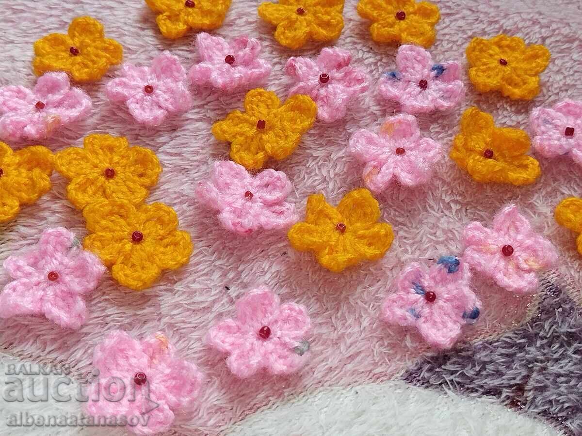 Licitație 100 bucăți flori croșetate manual cu mărgele – galbene și roz