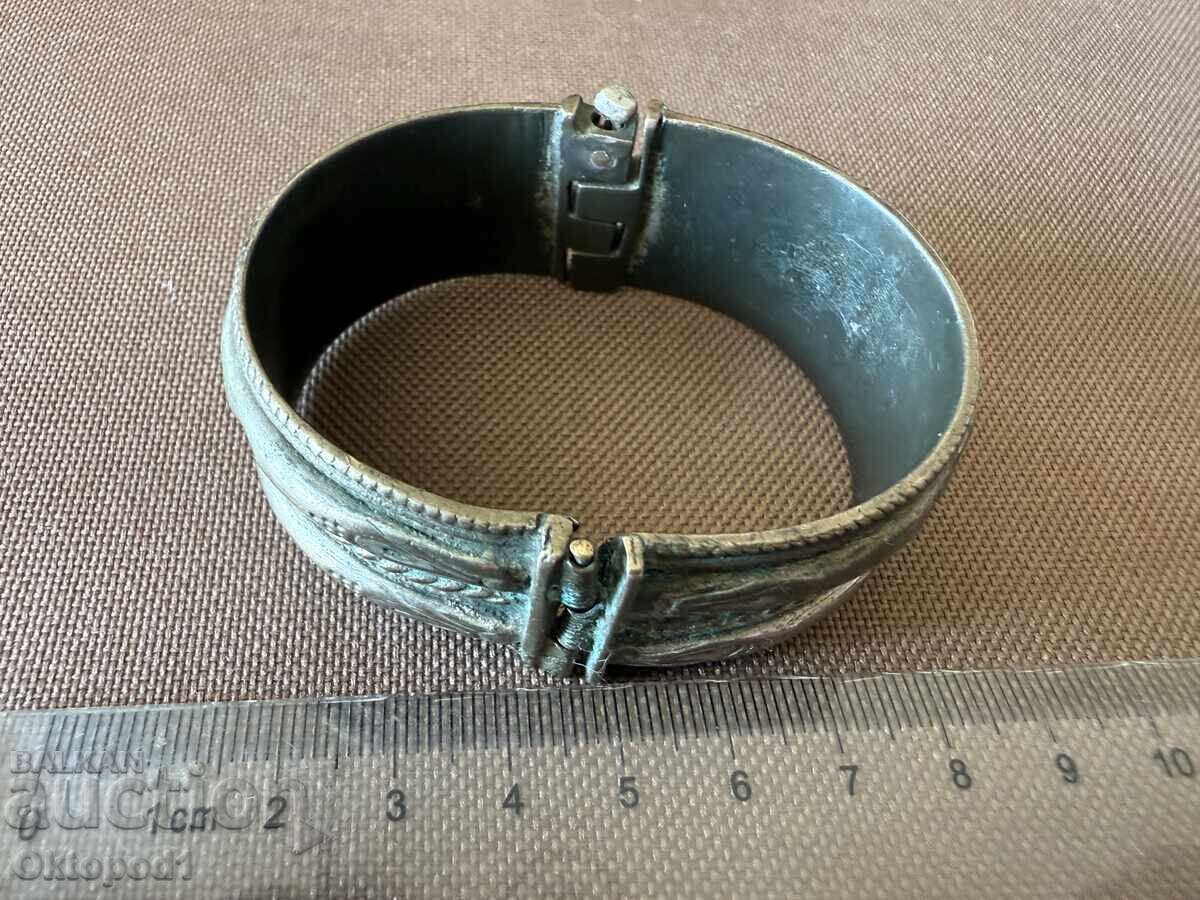 Delivery of National Revival silver bracelet (sechan)