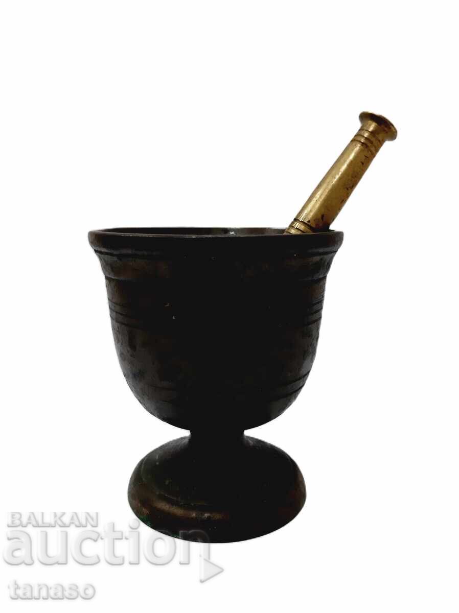 Mojar antic grecesc din alamă cu pistil cu preț € 30.00 | 58.68 BGN Mojar antic grecesc din alamă cu pistil cu preț € 30.00 | 58.68 BGN