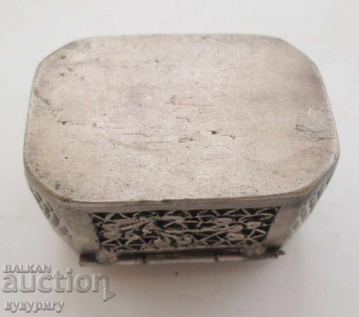 Cutiuță veche mică ajurată cu decor floral - 5 Cutiuță veche mică ajurată cu decor floral - 5