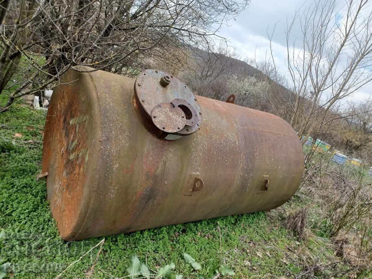 Δεξαμενή από μαύρο μέταλλο για διάφορες χρήσεις με τιμή € 1000.00 | 1955.84 BGN Δεξαμενή από μαύρο μέταλλο για διάφορες χρήσεις με τιμή € 1000.00 | 1955.84 BGN