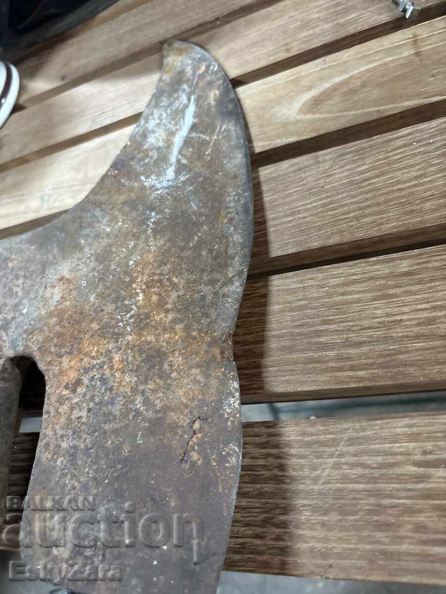 Licitație Un topor Licitație Un topor