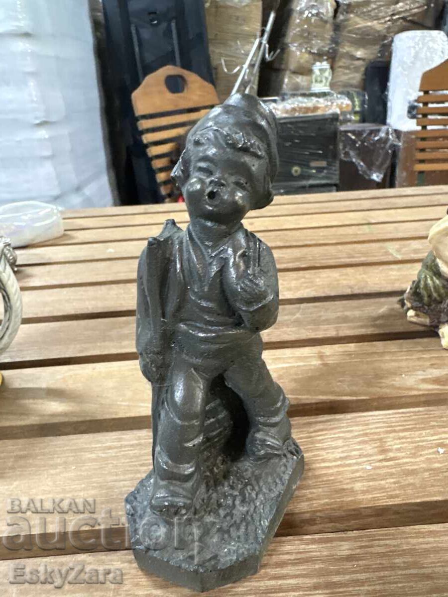 Figurină băiat care cântă cu preț € 20.00 | 39.12 BGN