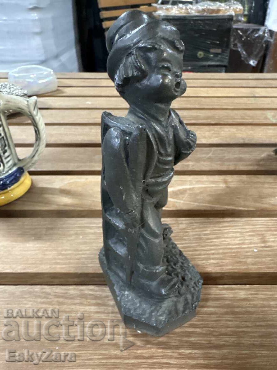 Figurină băiat care cântă