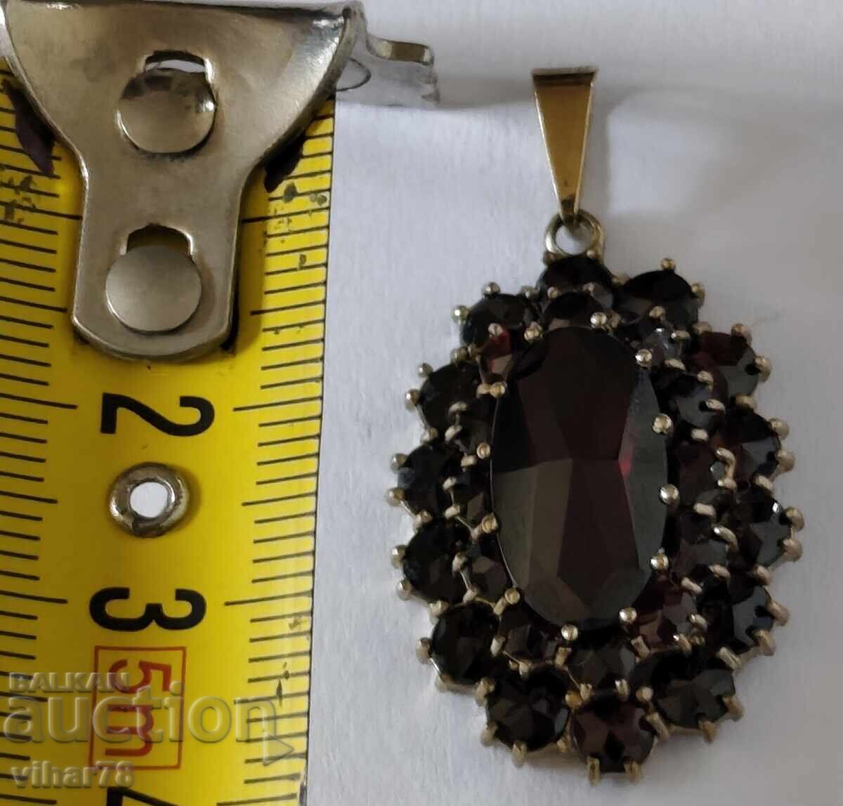 Auction  Gold pendant -8 karat- 333 with garnets