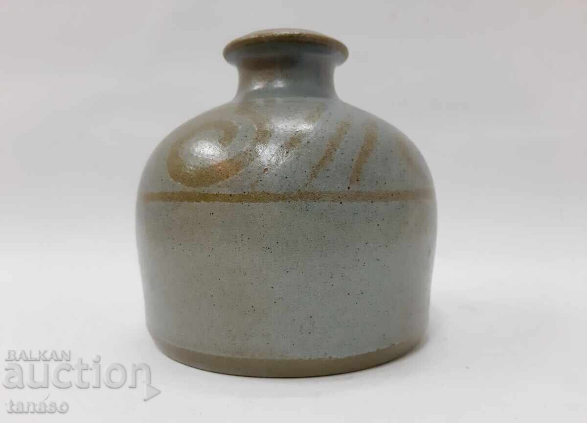 Vază ceramică gri ca nouă, 13 cm, motiv decorativ cu preț € 16.00 | 31.29 BGN