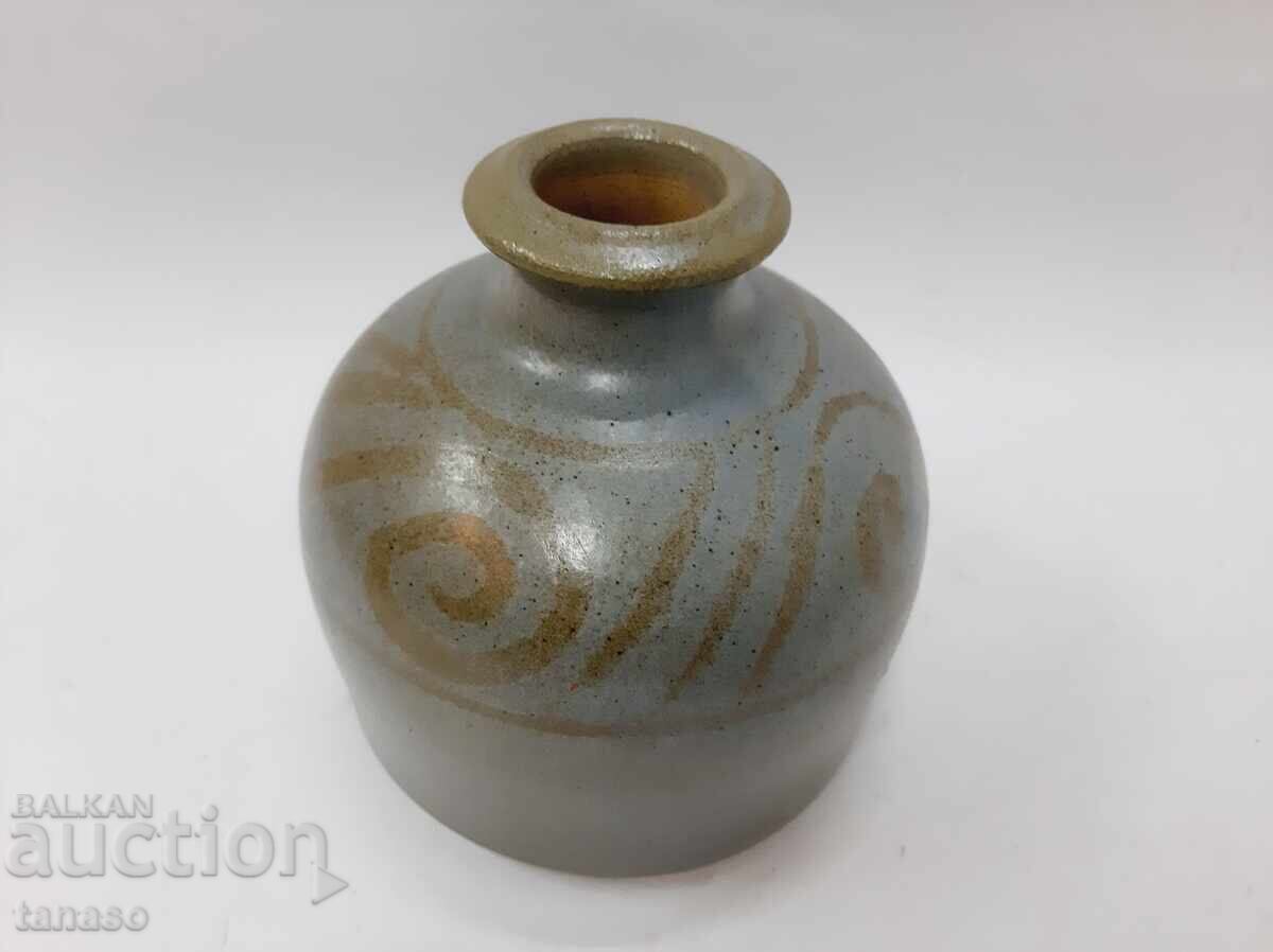 Licitație Vază ceramică gri ca nouă, 13 cm, motiv decorativ