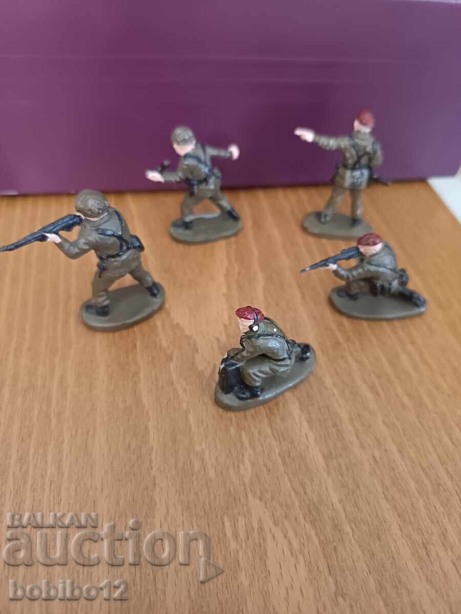Lot de soldăței / figurine pictate manual cu preț € 10.00 | 19.56 BGN