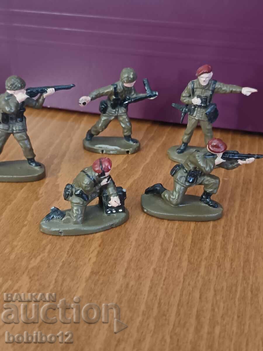Livrarea Lot de soldăței / figurine pictate manual