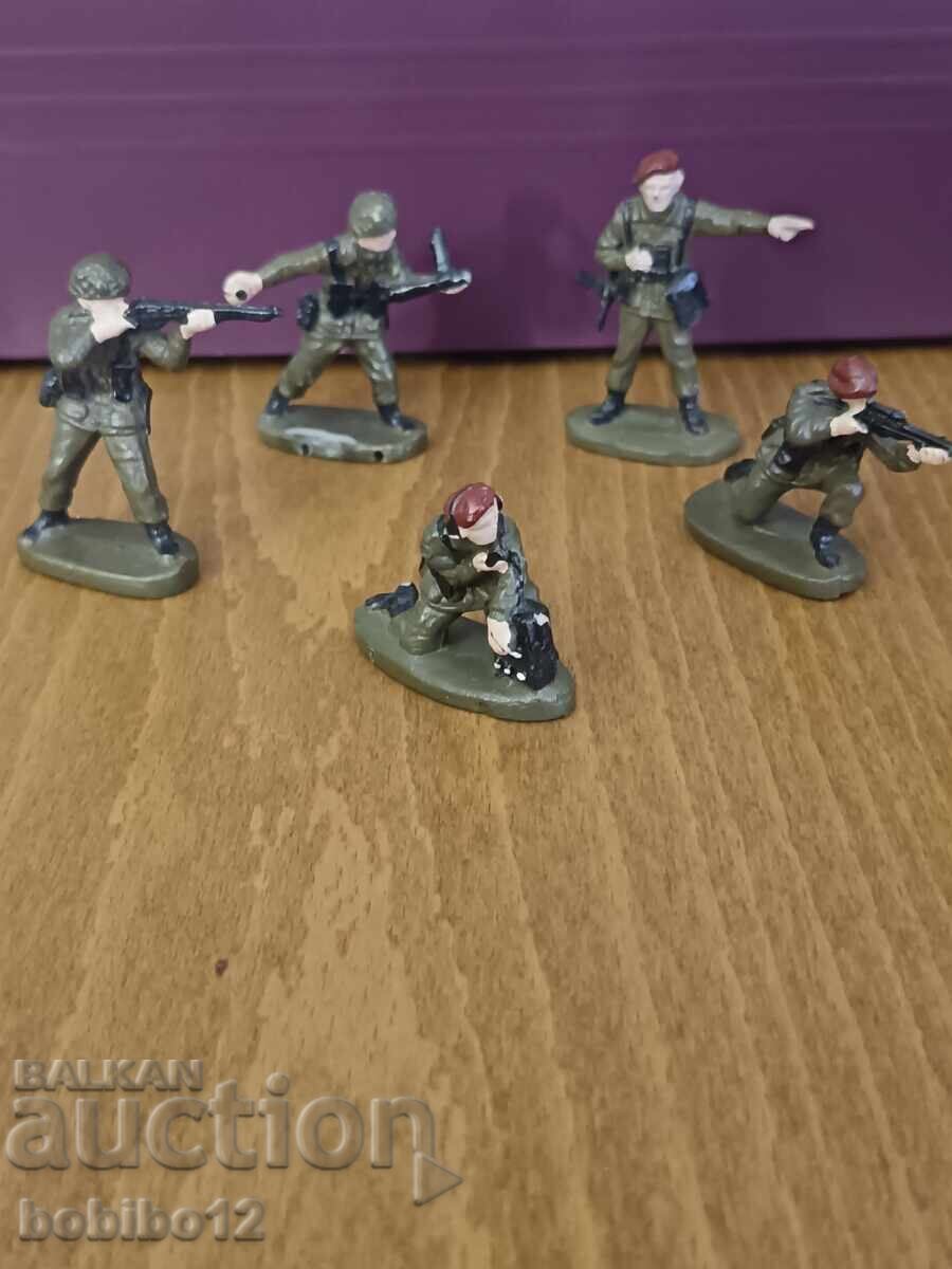 Lot de soldăței / figurine pictate manual