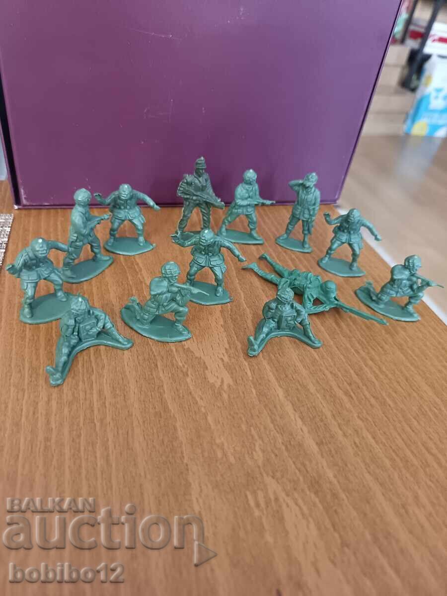Soldăței de plastic retro – lot de 13 bucăți (verzi) cu preț € 8.00 | 15.65 BGN