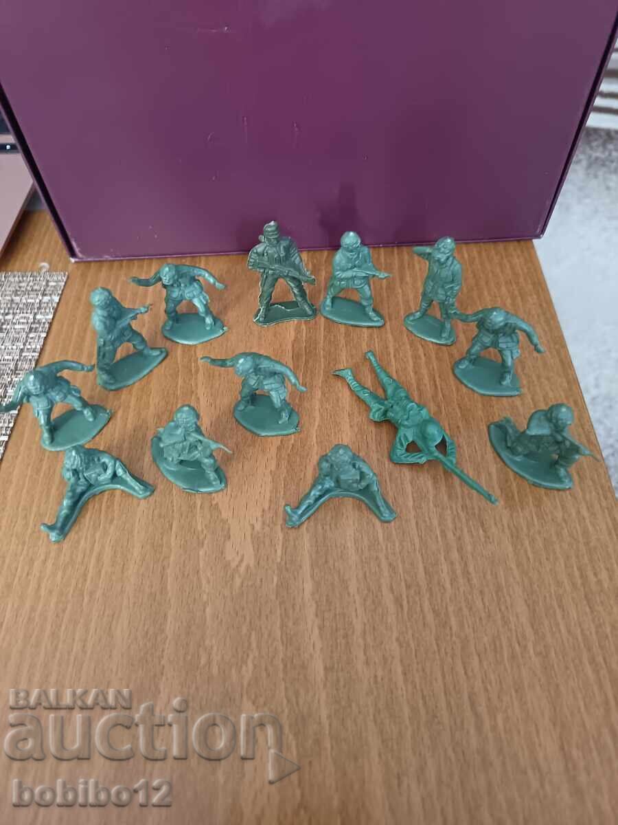 Licitație Soldăței de plastic retro – lot de 13 bucăți (verzi)