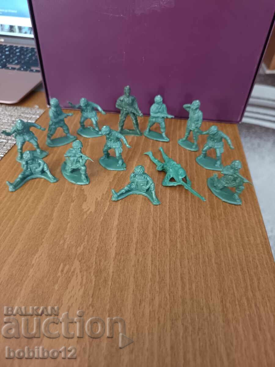 Livrarea Soldăței de plastic retro – lot de 13 bucăți (verzi)