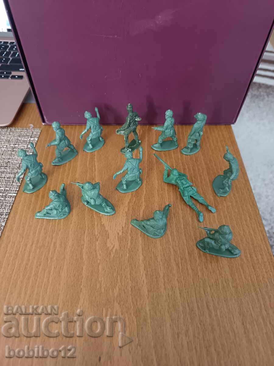 Soldăței de plastic retro – lot de 13 bucăți (verzi) - 5
