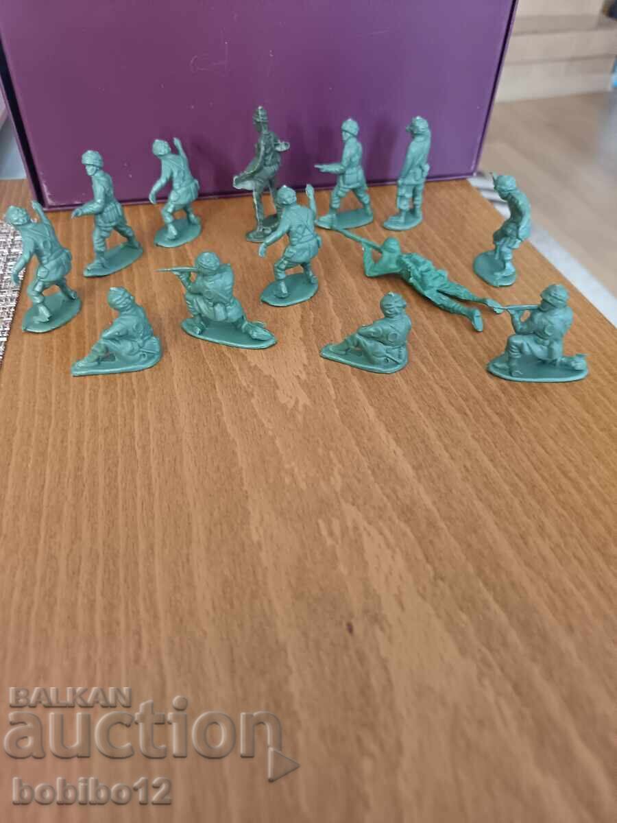 Soldăței de plastic retro – lot de 13 bucăți (verzi) - 6