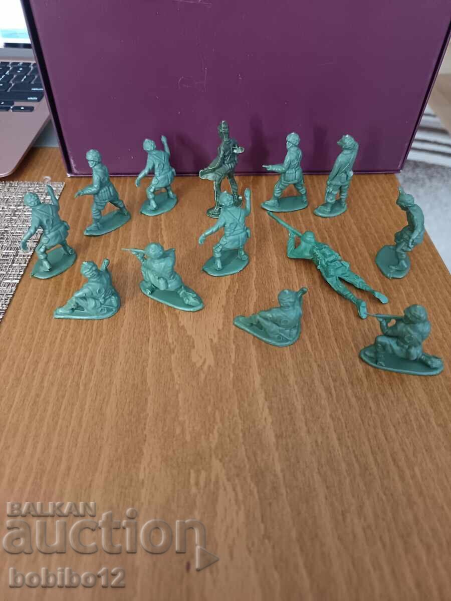 Soldăței de plastic retro – lot de 13 bucăți (verzi) - 7