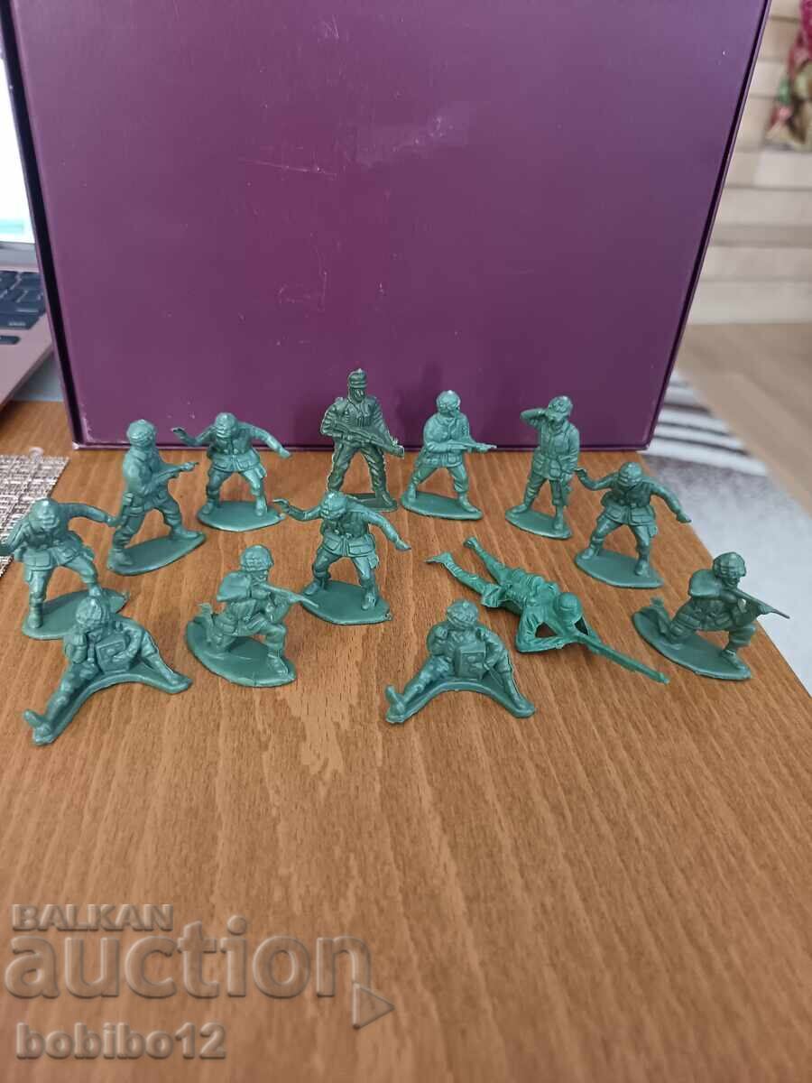 Soldăței de plastic retro – lot de 13 bucăți (verzi)