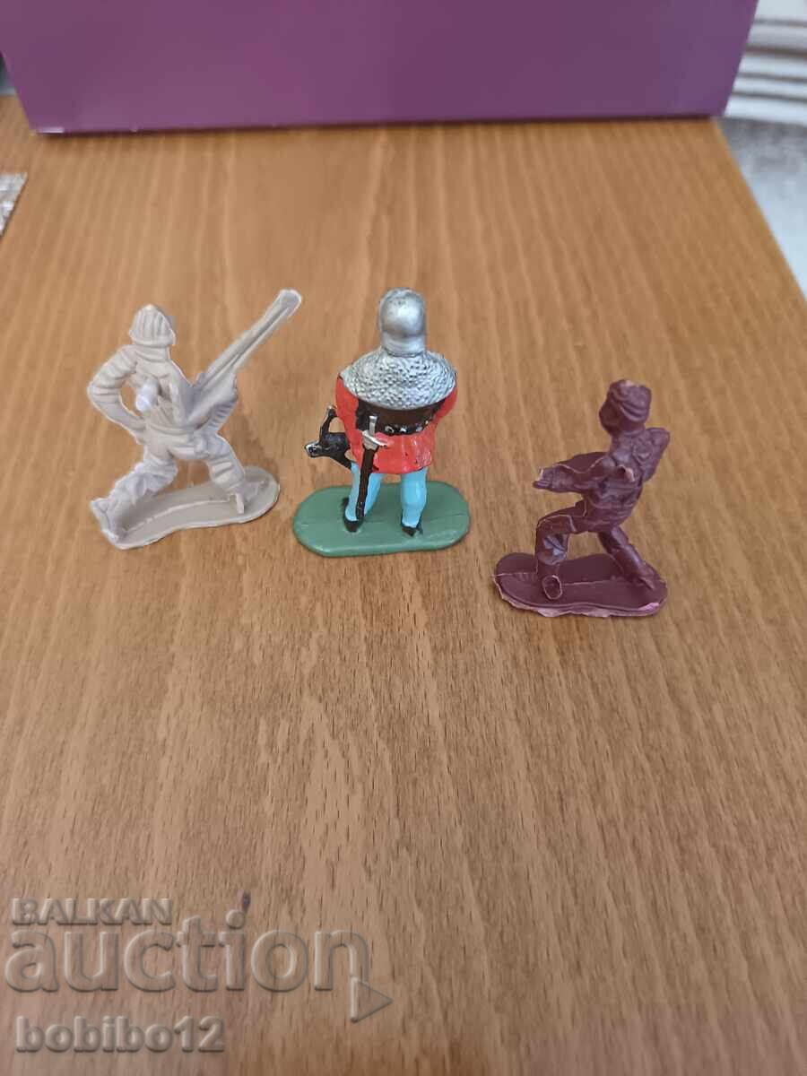 Soldăței / figurine retro din plastic (cavaler și soldați) cu preț € 10.00 | 19.56 BGN
