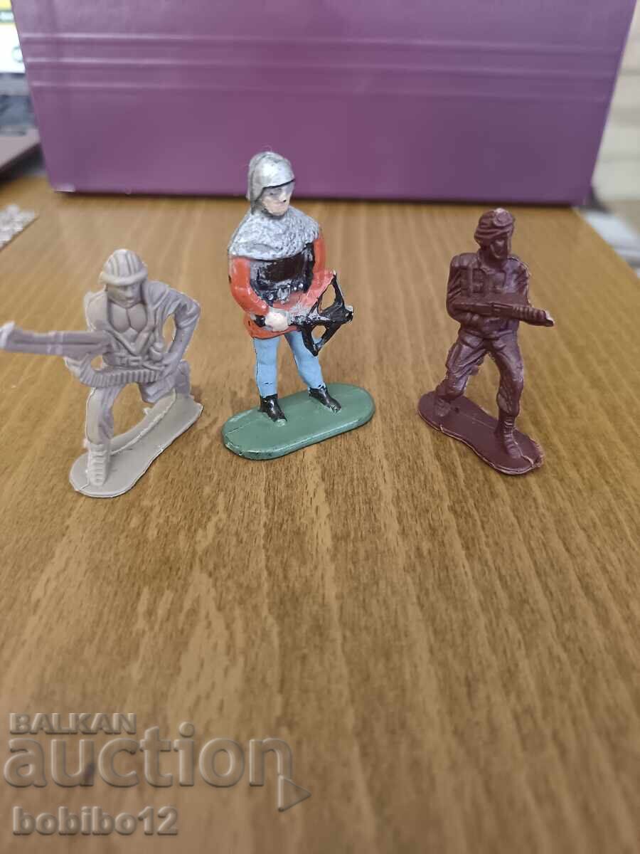 Licitație Soldăței / figurine retro din plastic (cavaler și soldați)